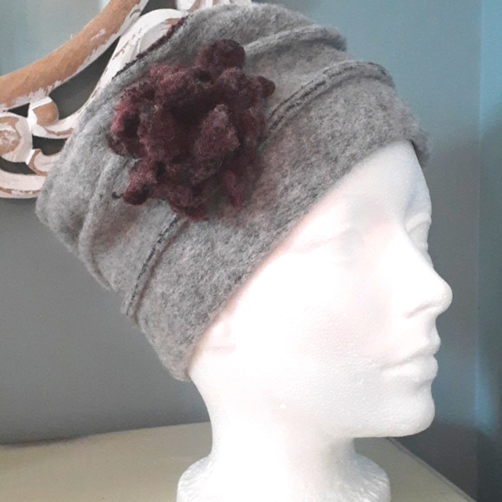 ! Lafenice grey wool hat with flower accent